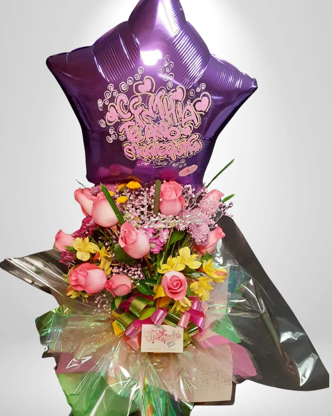 jarrón premium 24 rosas naturales con aroma de amor y globo. jarrón premium 24 rosas naturales con aroma de amor y globo.